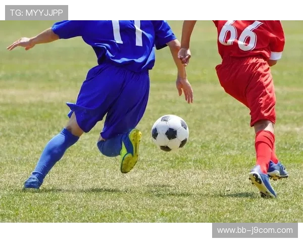 探讨足球绕杆发球时从哪侧起脚更能提升控球与射门效率表现差异探